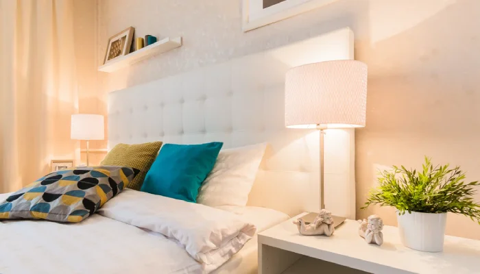 dekorasi meja lampu untuk kamar tidur minimalist