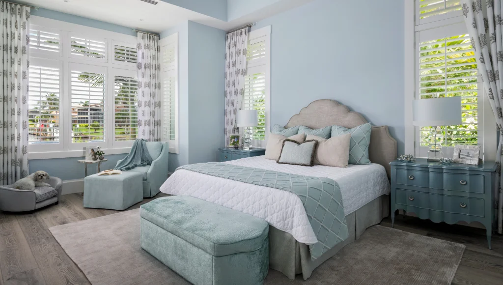 warna biru muda kamar tidur yang sejuk