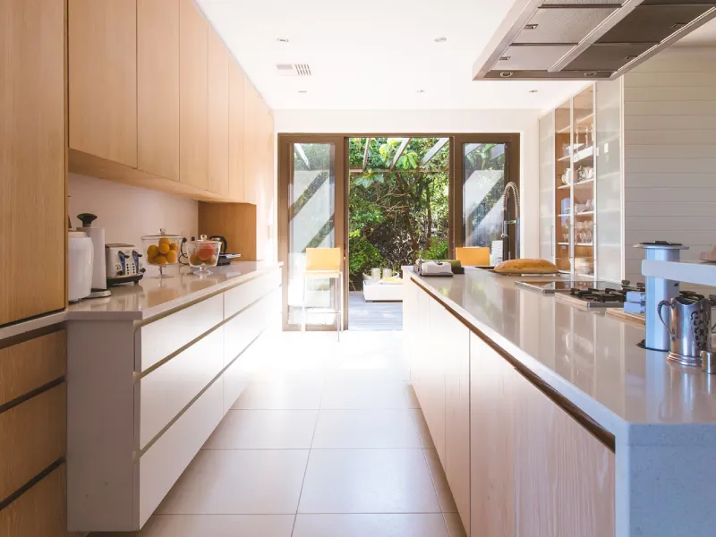 dapur minimalist modern pencahayaan alami