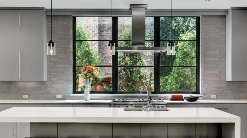 modern jendela dapur dekat kompor