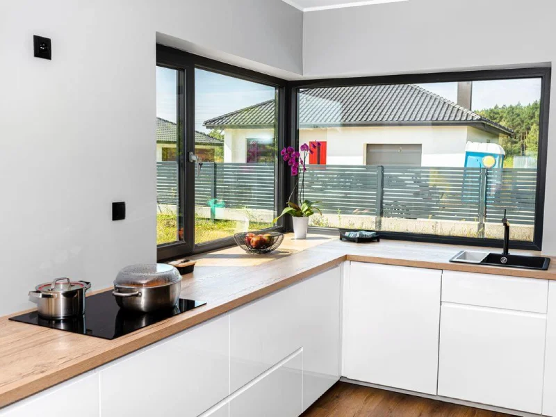 desain jendela dapur dekat kompor aesthetic modern