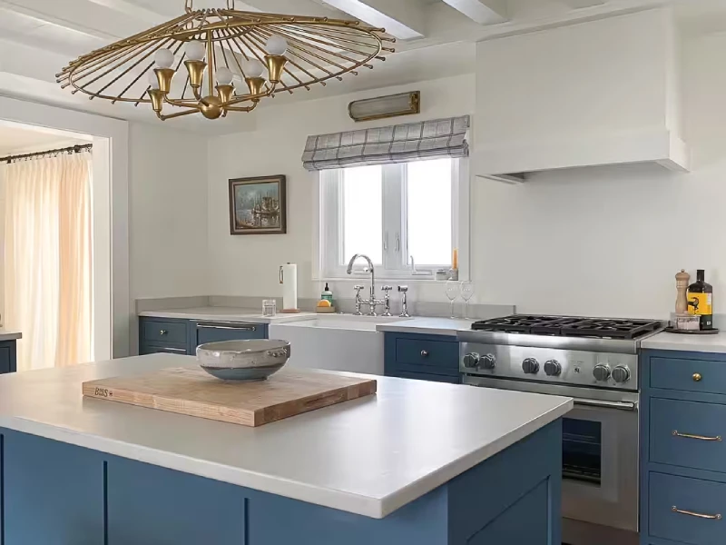 desain jendela dapur dekat kompor biru minimalis