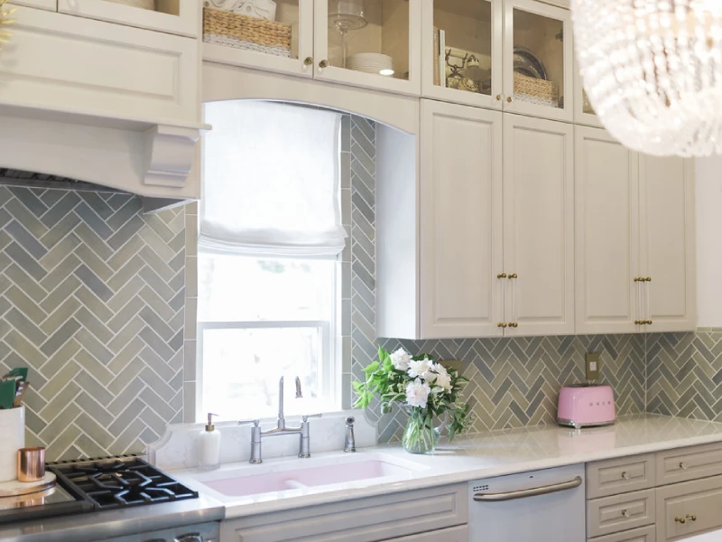desain jendela dapur dekat kompor tembok motif