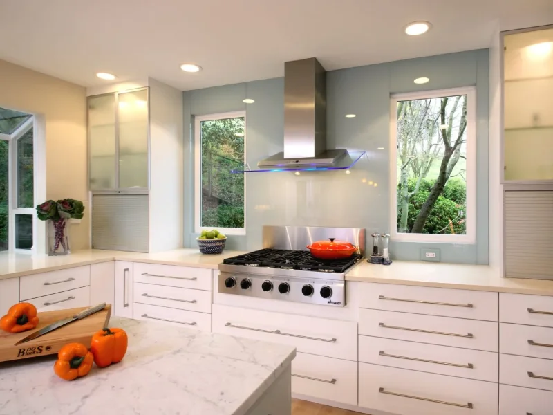 desain jendela dapur dekat kompor modern