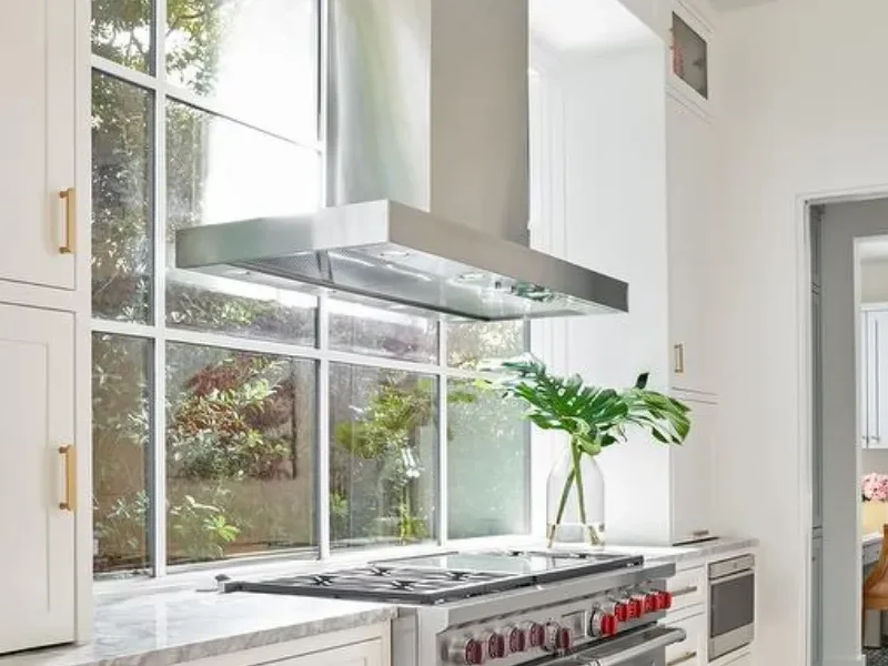 desain jendela dapur dekat kompor dengan cahaya alami mewah