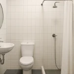 model kamar mandi dan wc sederhana putih